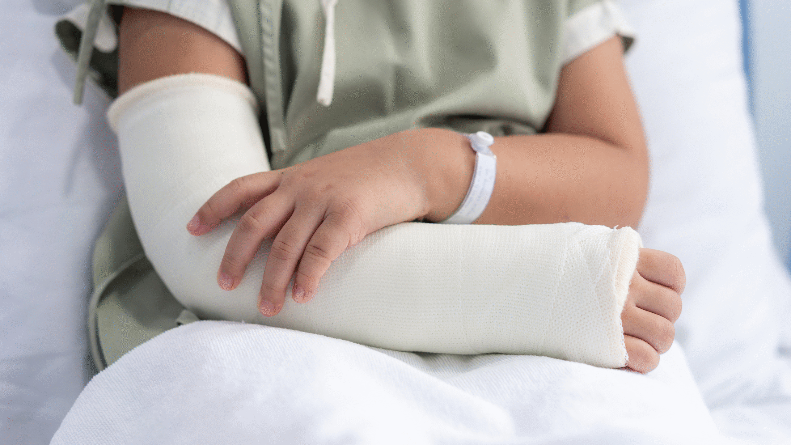 child with broken arm in ER bed
